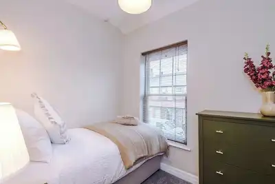 Image de 3-bed Victorian House, free parking, close to city centre