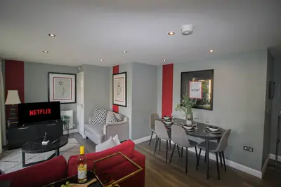 Image de Cosy Ground Floor Apartment/Family Home in City Centre! Free private parking