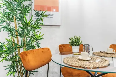 Image de Elegant-Flat 5-Pax-Metro M1-Fast Wifi-Ac & Balcony