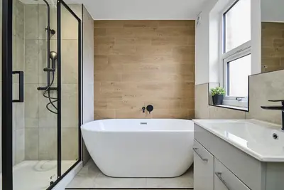 Image de Appartement-Moderne-Sdb privée avec baignoire et douche