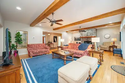 Image de New! Dog Friendly Lake Access Home w/ Hot Tub