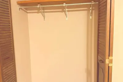 Image de Beautiful Upstairs Unit Near Transit & Shopping