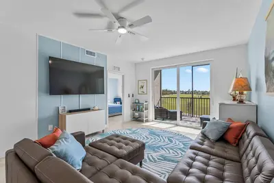 Image de Sun-filled Luxury Condo with Sweeping Views of Pond & Golf Course