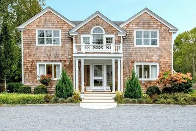 Image de Classic Shingled Cape in Quogue, Private Pool, Expansive Deck, Prime. . .