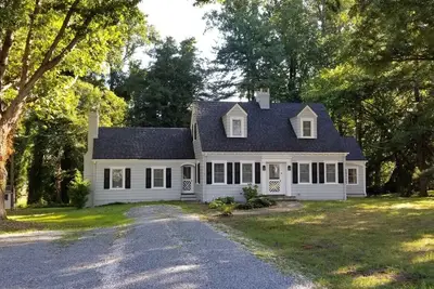 Image de 3-bedroom house in lovely Halifax for quiet, restful stays