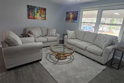 Image de Open Floor Plan - Great for Extended Stays - 5br