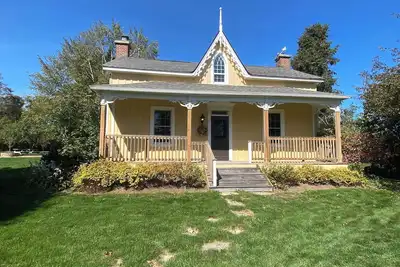 Image de Fairmount Farmhouse charming 4 bedroom, 3 bath, chef's kitchen and outdoor space