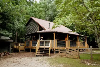 Image de New! Pet-Friendly Warm Modern North Georgia Cabin with Forest Deck & Deer