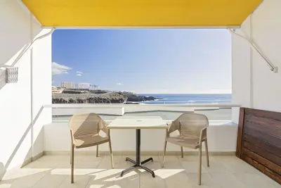 Image de Beachfront 1br with Balcony, Pool & Parking Ancla