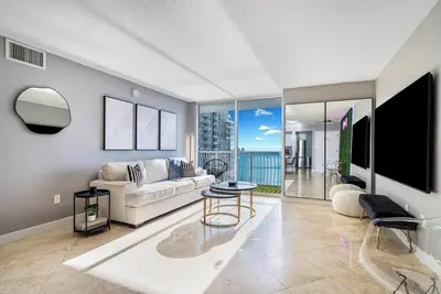 Image de Wake Up to Ocean Views in Brickell | Free Parking