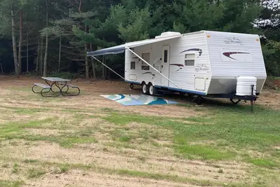 Image de 29 ft travel trailer on private campground sleeps 7 in Interlochen