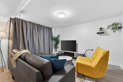 Image de 2br | Warm | King Bed | Downtown | Expo Centre | Roger's Place