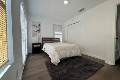 Image de Spacious 6-Bedroom Home with Huge Backyard & Parking