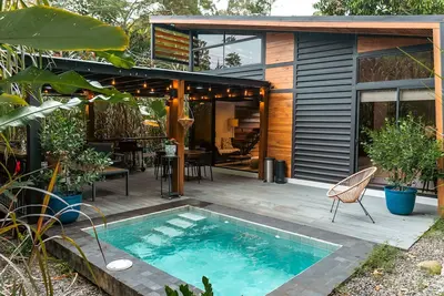 Image de Maxoland Pool House – Spacious Tropical Retreat