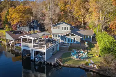 Image de Burton Bungalow: A spacious 5-bedroom lakefront retreat in Clayton, Ga.