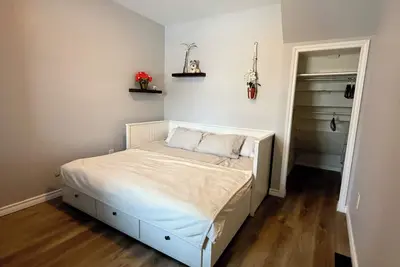 Image de Cozy 2 bedroom house. Walking distance from Friendship Gardens.