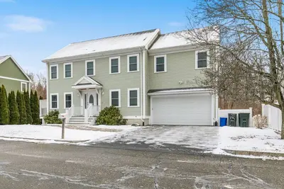 Image de 15 Min to Boston, Spacious 5br Retreat with Office Space & Comfortable Beds