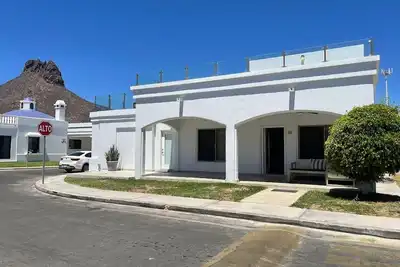 Image de Breezy Blue 4br: Private Pool & Steps to Sand house