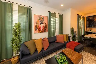 Image de Central location! Short North, Osu. 4 Bedrooms. TVs in every room.