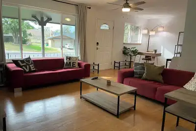 Image de Lovely 4-bedroom private house, 10 minutes from downtown