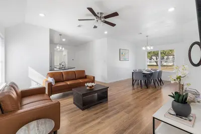 Image de Renovated 3-bedroom house with garage sleeps 7 near downtown Bryan