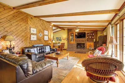 Image de 3 Mi to Ruby Falls: 'The Downer House' w/ Yard