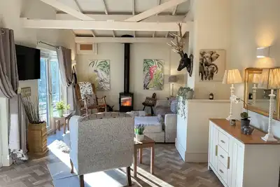 Image de 2 chambres à coucher à Llwynhelig