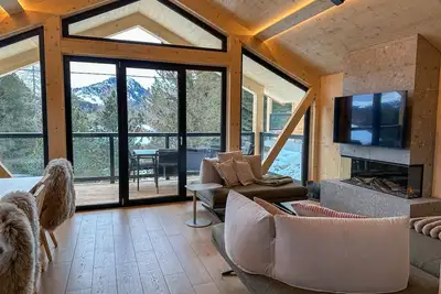 Image de Superior Chalet # 50 with Sauna & Hot Tub