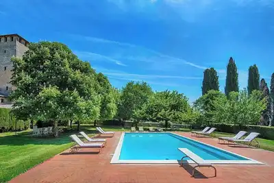 Image de Appartement dans un château à Sovicille avec 6 chambres à coucher, 12 couchages