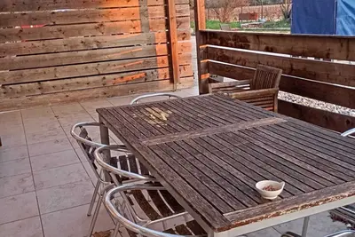 Image de Partie indépendante d'une ancienne cave à vin au milieu des vignes