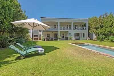 Image de Beautiful Double-Storey 3-bedroom home with Pool. Prime Hermanus location