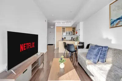 Image de RivetStays | The York Exclusive Suite – 1 Bedroom + Den Condo