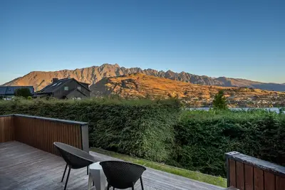 Image de Elevated Base | Close to Town · Lake & Mountain Outlook