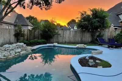 Image de King Room w/ensuite  downstairs. 3 Q rooms and full bath upstairs. Luxury kitchen w/ giant island, wine cabinet w/ sink, Breakfast Rm seats 6. Dining Rm seats 8. Half bath, Patio w/ outdoor table, sofa and Tv. In-ground pool, pool table, doggie door