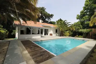 Image de Villa 8 Personnes, centre ville et lac à pied, proche golf. Piscine chauffée.