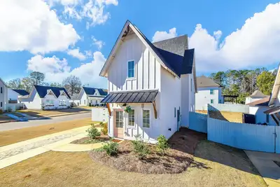 Image de New! Nova's Nook 3br cottage in Auburn that sleeps 10 with fenced yard!