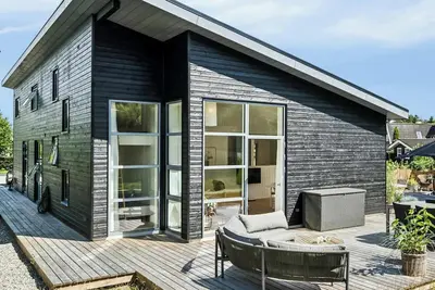 Image de Luxury Beachside Summerhouse – Soft Nordic Design & Sea Air