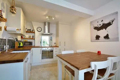 Image de Cosy Courtyard Cottage sleeps 4 with Log Burner, close to Cambridge City Centre.
