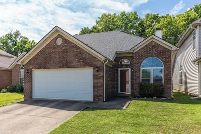 Image de 3-bedroom House with Fenced Yard in Quiet Neighborhood Near Uk & Shopping