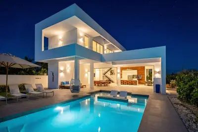 Image de Elegant Villa with Pool, Steps from the Beach (13)