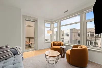 Image de Seattle Waterfront Condo - Free Parking! Walk up the steps to Pike Place Market!