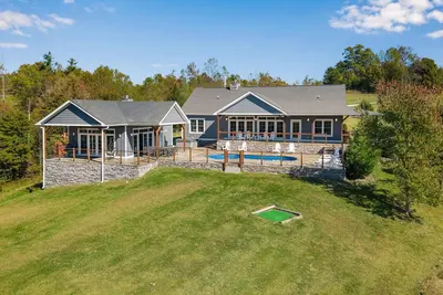 Image de Calaboose Retreat- Hot Tub, Outdoor Pool, Pool Table, FirePit, Fireplace