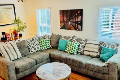 Image de Cozy Midtown Townhouse, Sleeps 6, Walk to Piedmont Park, Botanical Gardens