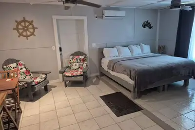 Image de Great for reunions! Rent by the room. Dine together!