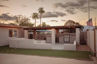 Image de Fun Compound! Ev charger, mini-golf, pool, B-ball, Work station, Bbq & Laundry