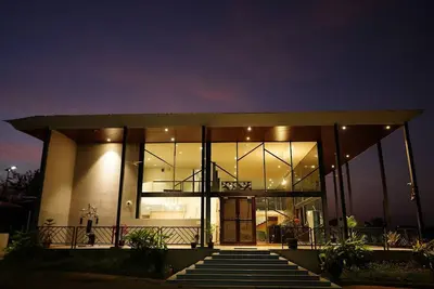 Image de Glass House Surrounded By Hills