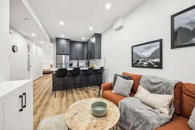 Image de Steps to Transit • Bright Kitchen • Parks & Shops