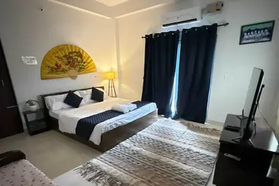 Image de A modern, artsy 2bhk with a splash of boho charm.