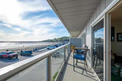 Image de Front-Row Ocean Views, Timeless Downtown Cayucos Beachfront Escape