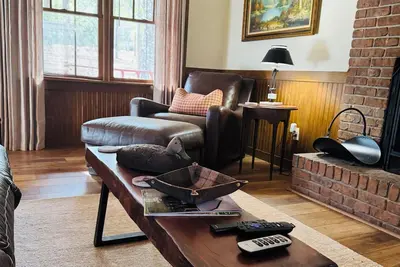 Image de River's Bluff is a 3-bedroom cabin in pleasant Enigma with cozy charm!